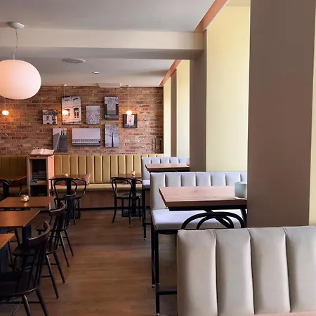 Отель Townhouse & 4*